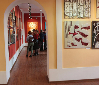 Тысячу картин и скульптур привезли на выставку «Красный проспект»