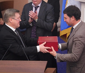 Мэр Локоть передал красную коробку с бюджетом депутатам Горсовета