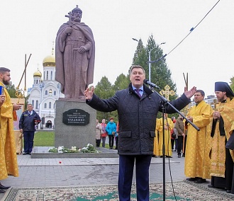 Шестиметровый памятник князю Владимиру открыли в Новосибирске