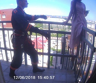 Девушку в красивом платье сняли с перил балкона 17 этажа в Новосибирске