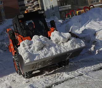 Клемешова возмутила трёхэтажная куча снега у пятиэтажки в Новосибирске
