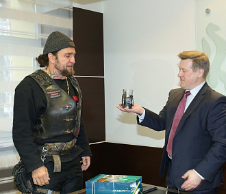 Байкер Хирург подарил мэру Локтю подстаканник с гербом России