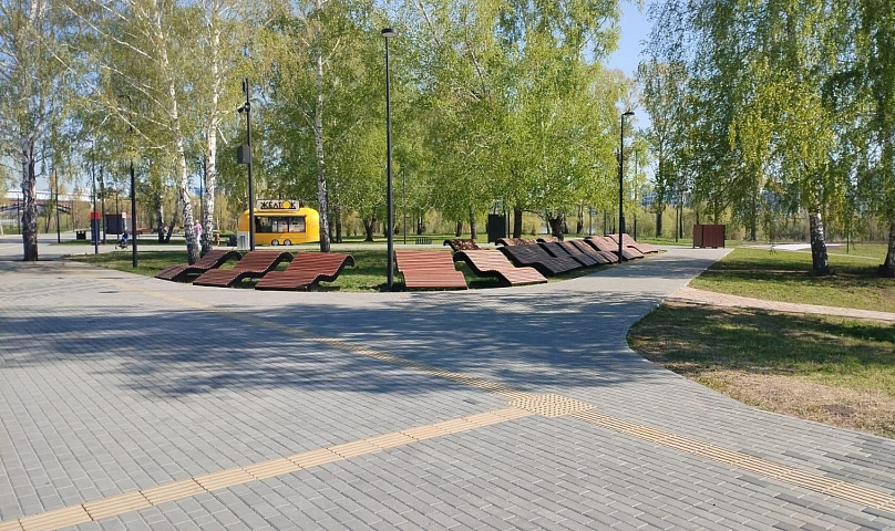 Летние душевые и шезлонги установили в новом парке «Арена»
