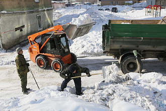 Более 3 тысяч новосибирских дворов уже расчистили до асфальта