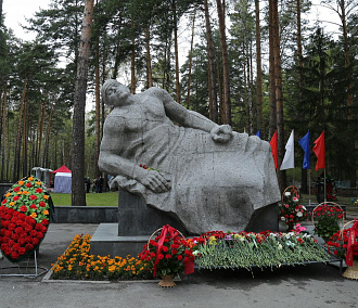 Студенты привели в порядок могилы бойцов на Заельцовском кладбище