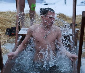 Ныряй — не зевай: новосибирцы массово бросились в проруби на Крещение