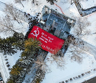 Масштабную копию Знамени Победы развернули в Новосибирске