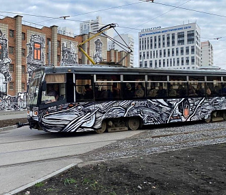 Мурал «Страницы истории» поехал по Новосибирску на трамвае №13