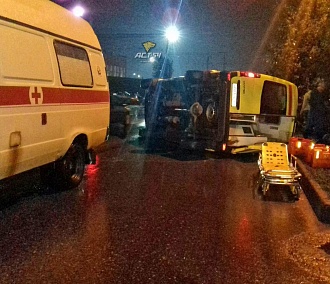 Пациент выпал из перевернувшейся скорой в Новосибирске