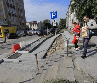Возле детской больницы на Красном проспекте строят большую парковку