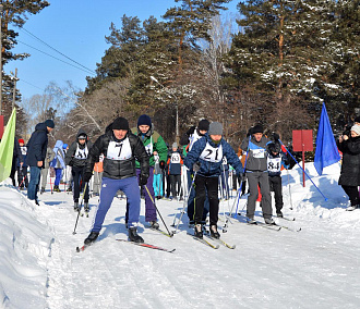 На старт «Лыжни ОбьГЭСа» вышли семьи с детьми