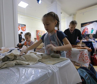 Героев басен Крылова лепят на фестивале керамики в Новосибирске