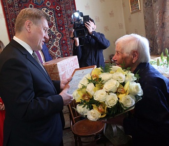 Мэр Новосибирска поздравил с юбилеем столетнюю долгожительницу