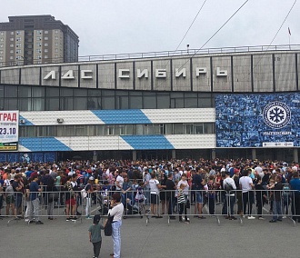 Столпотворение у ЛДС: в Новосибирске начали показ Кубка Стэнли
