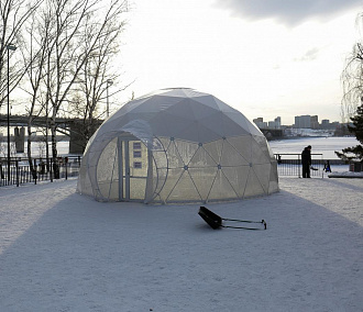 На Михайловской набережной соорудили дом для большой новогодней снежинки