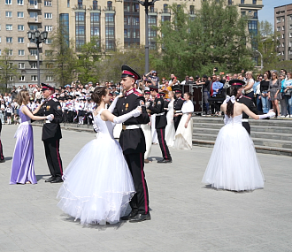 Парад кадетов и танцы с сударынями устроили в Театральном сквере
