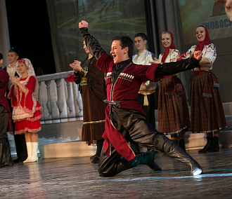 Лихие танцы и яркие костюмы: фестиваль «Новосибирск – город дружбы»