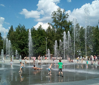 В Центральном парке включили фонтан: из него звучат песни о войне