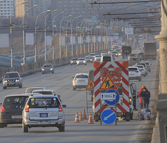 Для улучшения трафика на Октябрьском мосту изменили работу светофоров