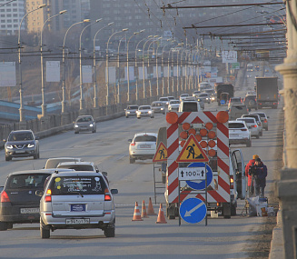 Для улучшения трафика на Октябрьском мосту изменили работу светофоров