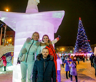 Засветились: новосибирцы делают селфи на фоне праздничной иллюминации