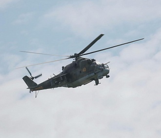 Военные остановили автомобиль вертолётом на дороге под Новосибирском