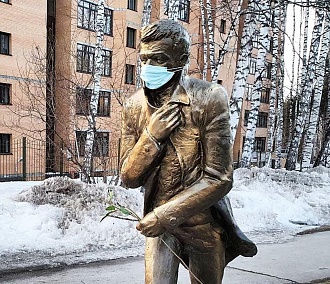 В Академгородке замечен памятник певцу в медицинской маске