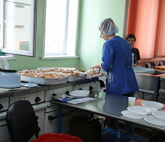 Тонну картошки ежедневно чистят для школьных столовых Новосибирска