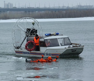 Упали в холодную воду — кричите: как спасают людей в Новосибирске