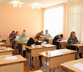 Родители школьников сдают ЕГЭ в Новосибирске
