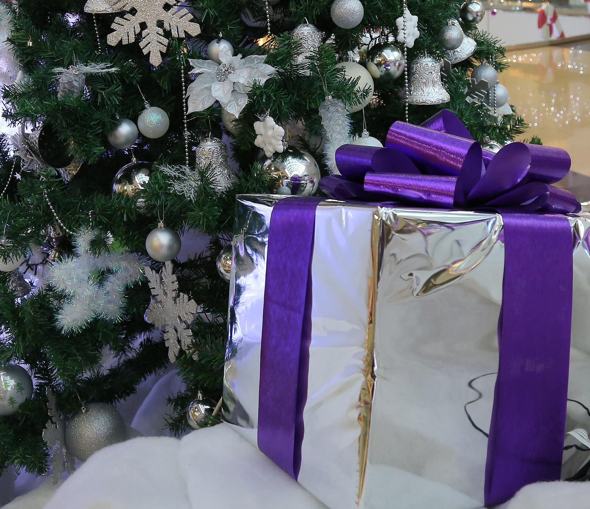 60 детей получили новогодние варежки с подарками от Деда Мороза