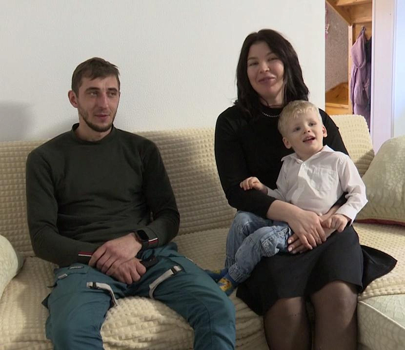 Год семьи: новосибирская пара воспитывает усыновлённого малыша с ДЦП