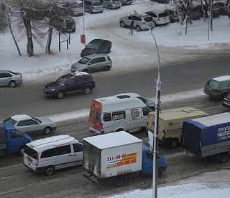 Фурам запретили ездить по Новосибирску из-за снегопада