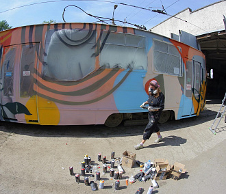 Новосибирские уличные художники раскрасили баллончиками ещё два трамвая