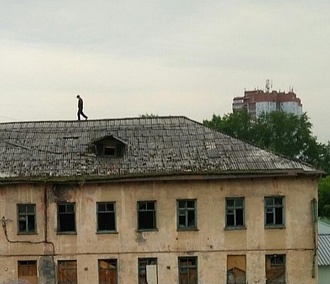 Новосибирец с ножом пять часов сидел на крыше из-за развода с женой