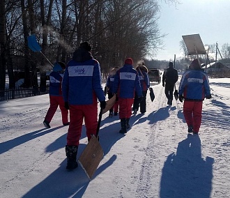 «Снежный десант» расчищает метровые сугробы во дворах пенсионеров