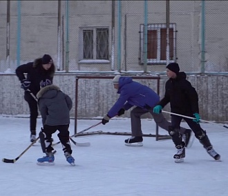 Хоккеисты «Сибири» сыграли с мальчишками в дворовых коробках