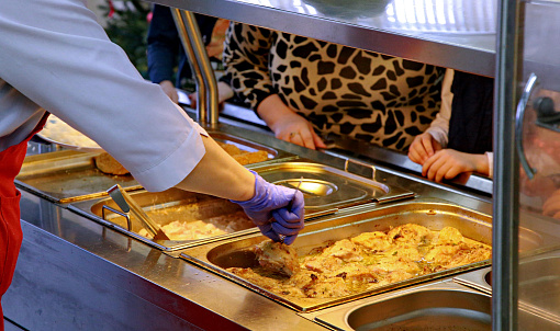 Стоимость льготных школьных обедов в Новосибирске увеличили на 9%