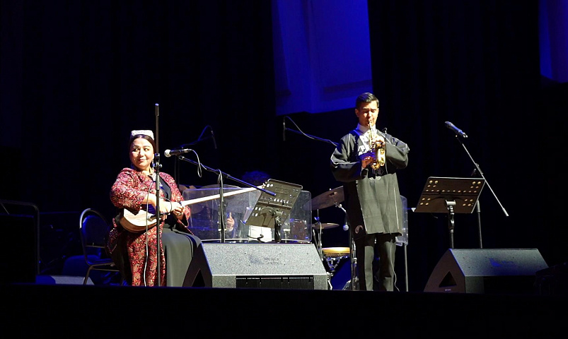Узбекский этно-фьюжен с дутаром и дойрой открыл SibJazzFest-2025