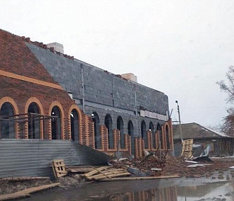 Ураганный ветер разрушил стену ЗАГСа в Новосибирской области