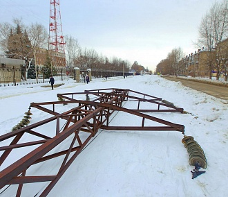 На улице Римского-Корсакова в Новосибирске спилили опоры ЛЭП 