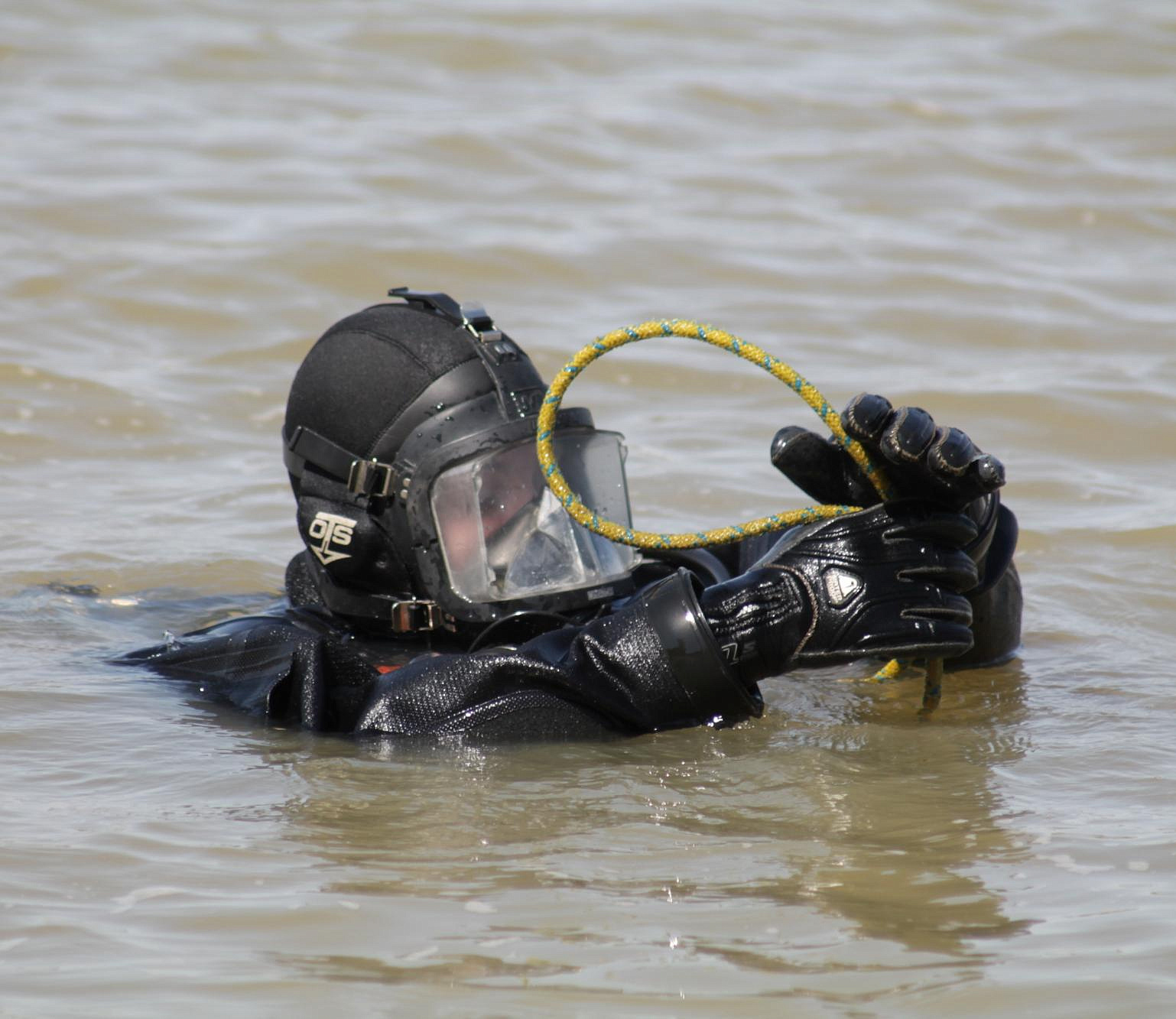 Затопленный пень нашли водолазы на пляже «Детский» в Новосибирске