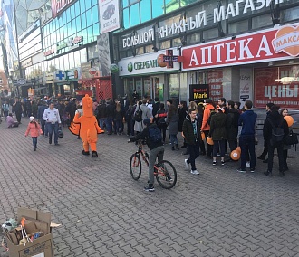 Пицца за 100 рублей собрала длинную очередь на Красном проспекте