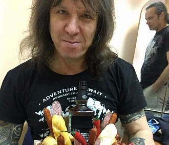 Новосибирская фанатка подарила группе «Ария» букет из колбасы
