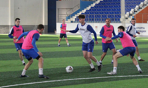 ФК «Новосибирск» провёл первую тренировку на новом газоне центра «Заря»
