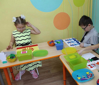 Картины из пуговиц и макарон создают незрячие дети в Новосибирске
