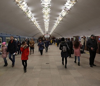 Песенный флешмоб устроили пассажиры метро в Новосибирске
