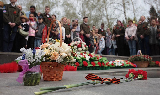 Тысяча новосибирцев пришла к Вечному огню на Монументе Славы 9 мая