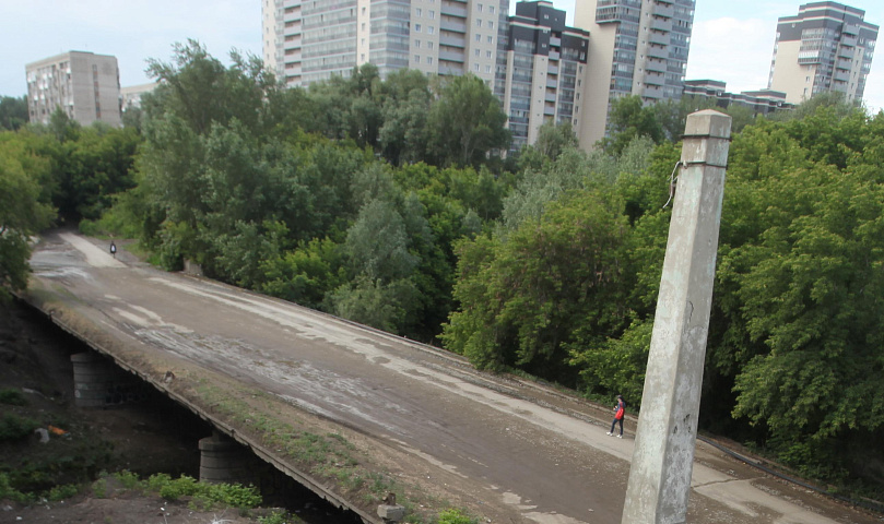 Новосибирцев просят не ездить по старому мосту через реку Тулу
