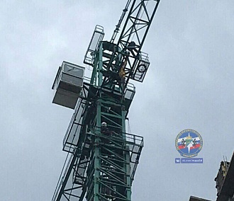 Новосибирец залез на башенный кран из-за долгов по зарплате